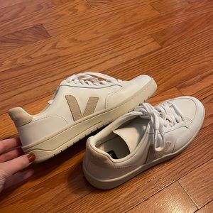 Veja V-12 White